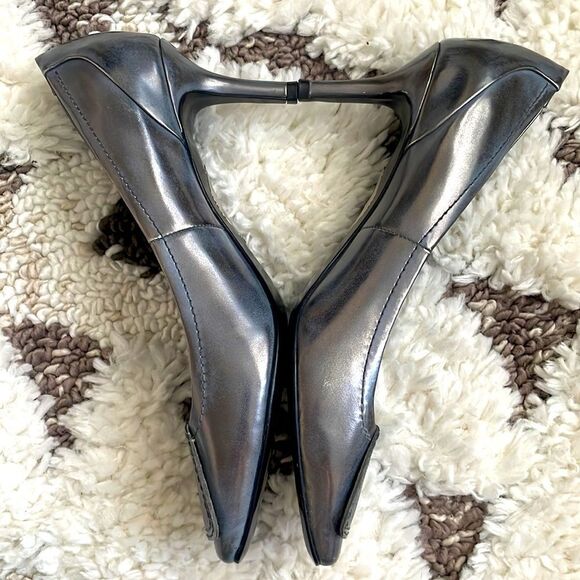 ELIE TAHARI METALLIC LEATHER KITTEN HEEL - Picture 3 of 8